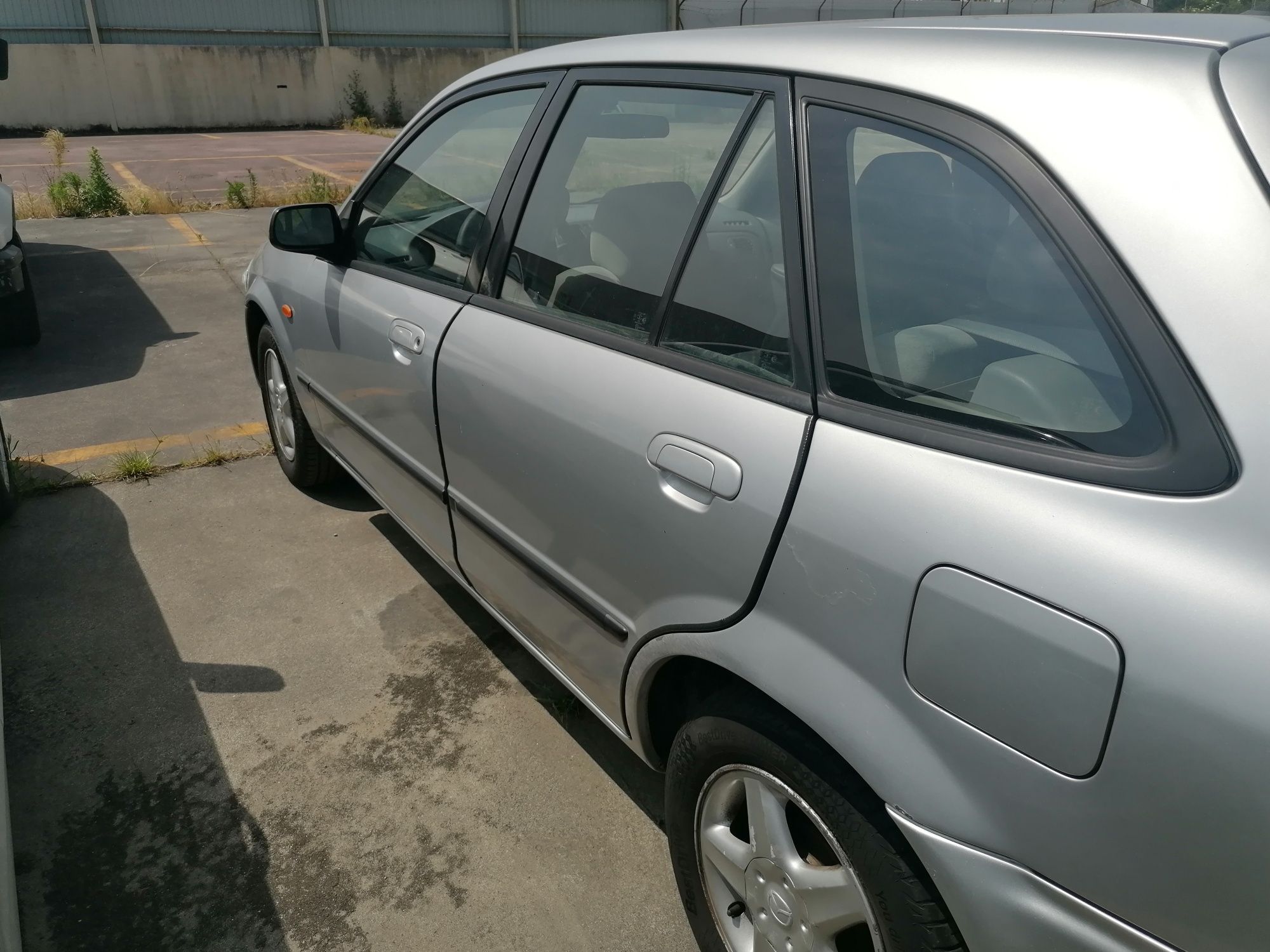 Mazda com motor partido