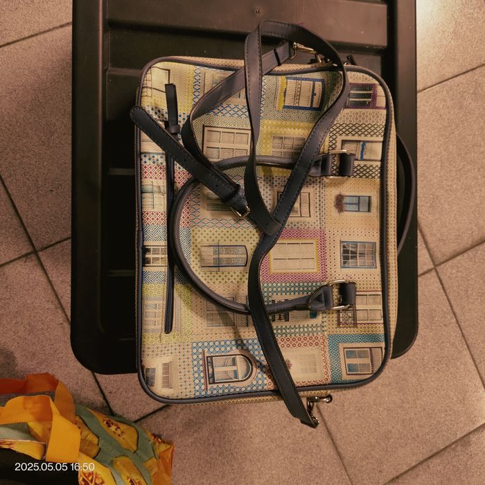 Tenis e malas estado novo