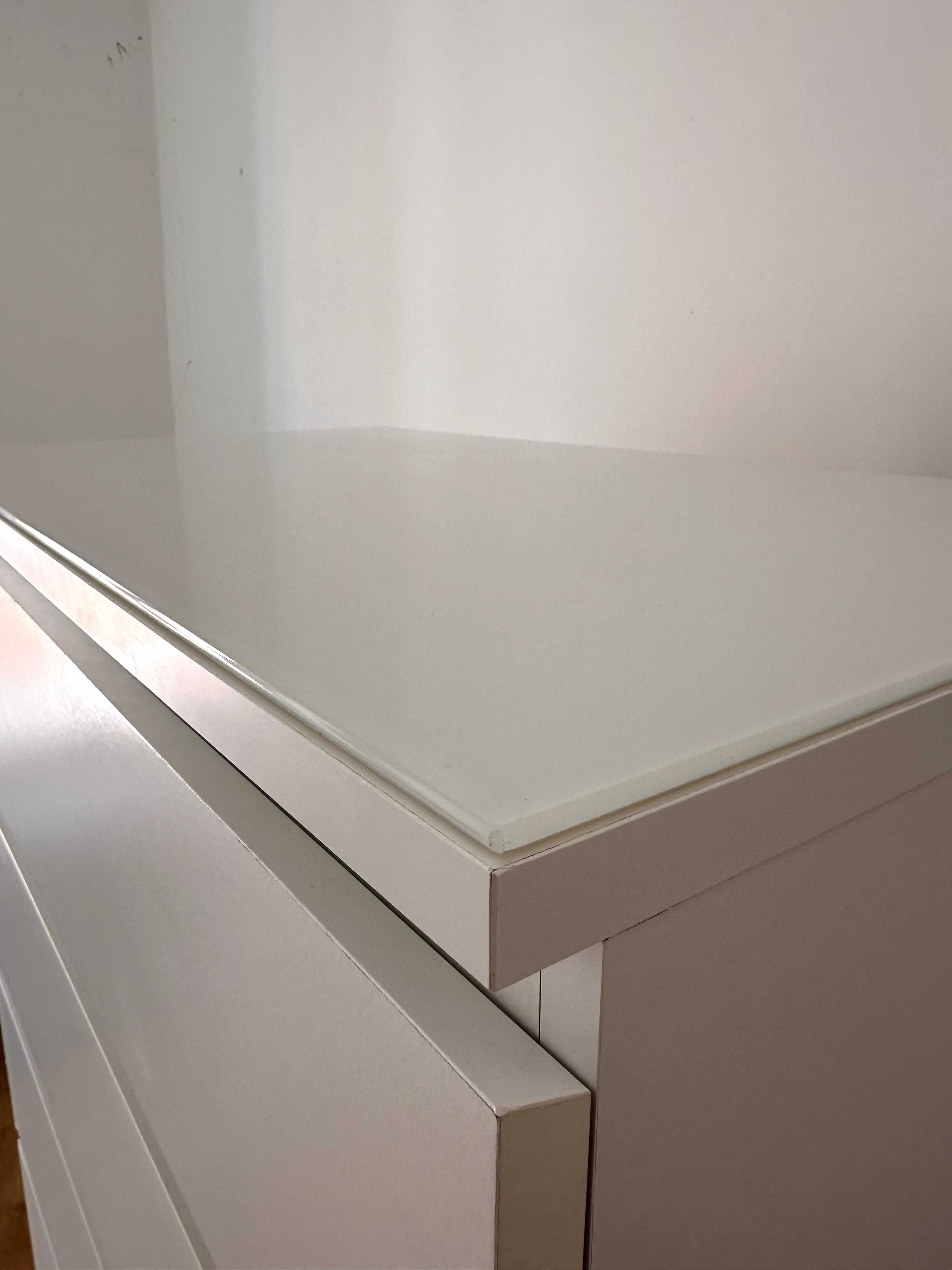 Cómoda IKEA MALM Branca – 5 Gavetas e vidro protetor | 123x180 cm