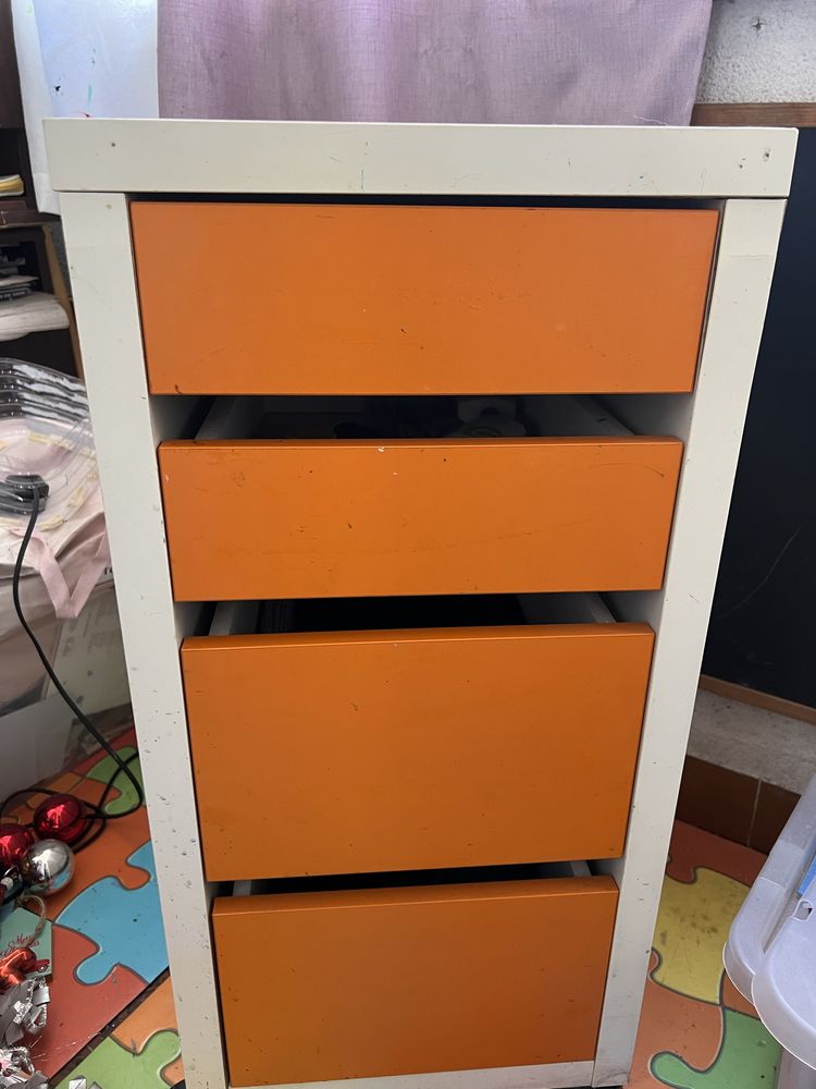 Movel Micke do Ikea branco e laranja