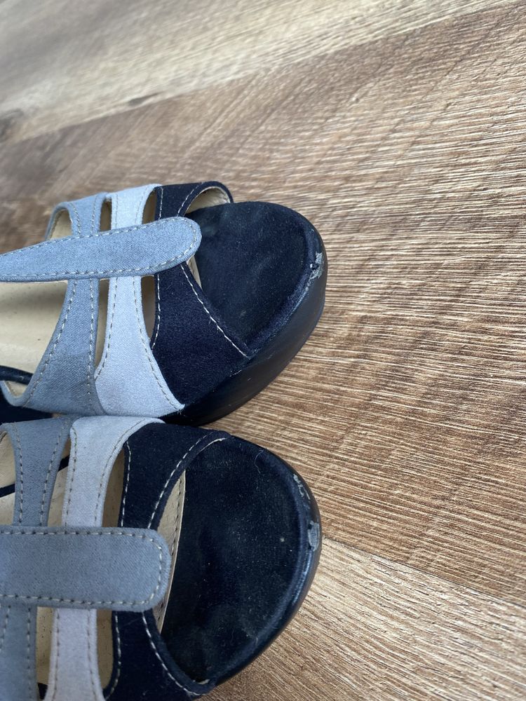 Czarno szare buty odkryte na obcasie