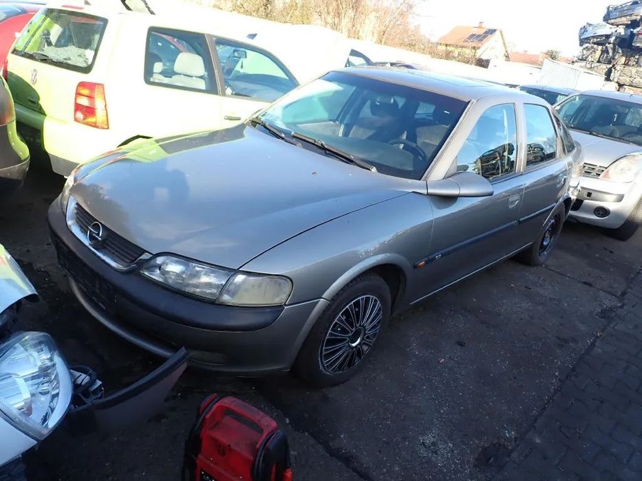 CZĘSCI - Opel Vectra B 1,8 16V X18XE 116KM HB 5D lakier Z146 1997r. INDEX - 9774