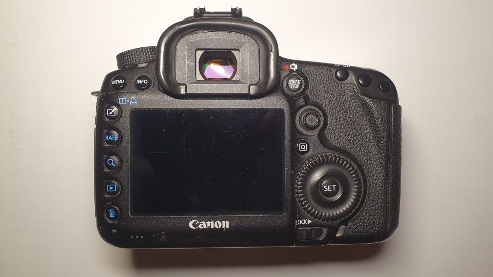 Lustrzanka Canon 5D Mark III + grip Newell - przebieg 105 tys.