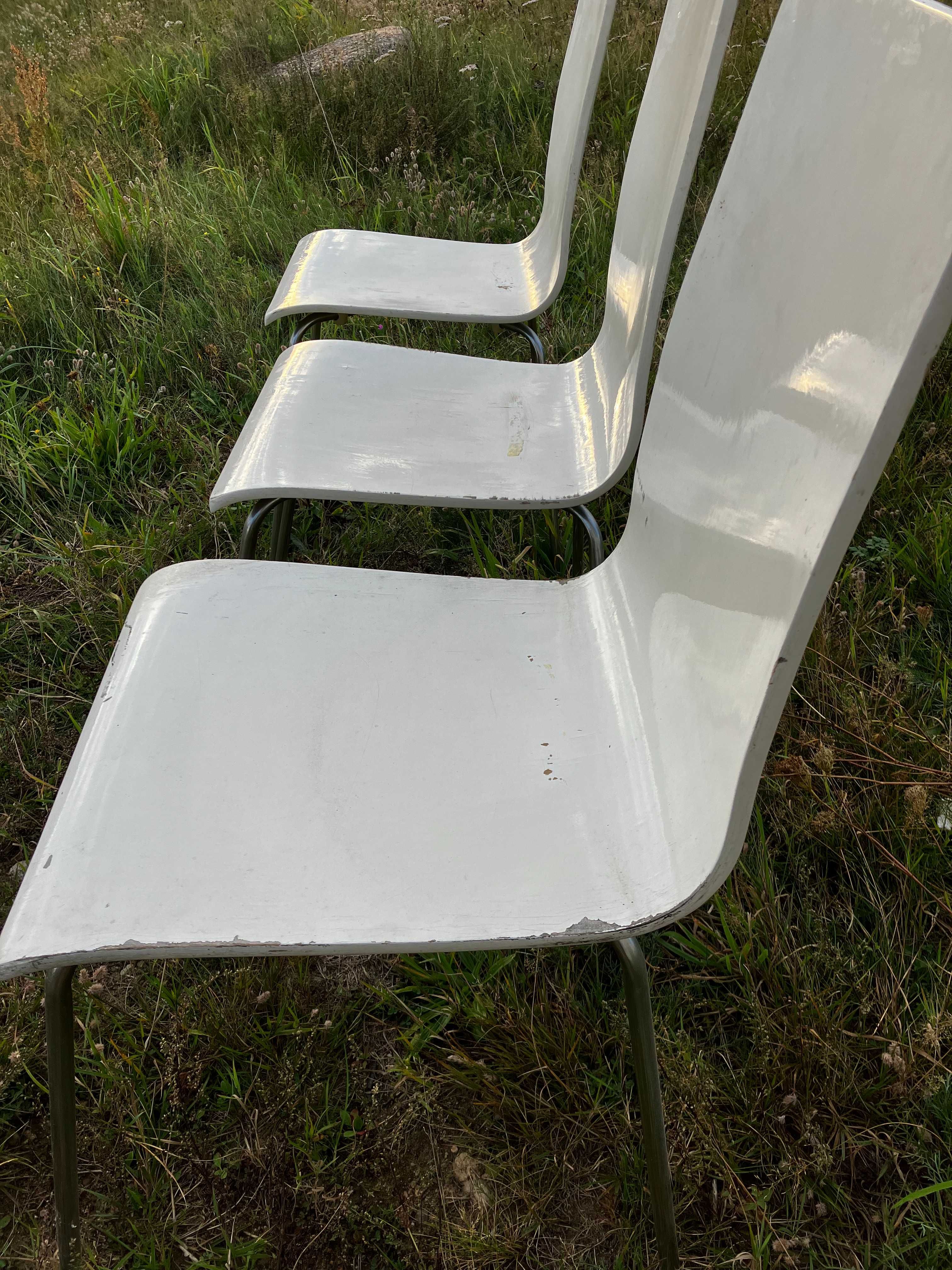 Krzesła trzy, białe
