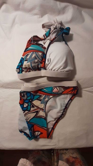 Bikini Adidas motivos florais