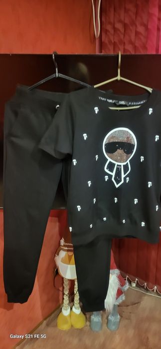 Женский спортивный кастюм.