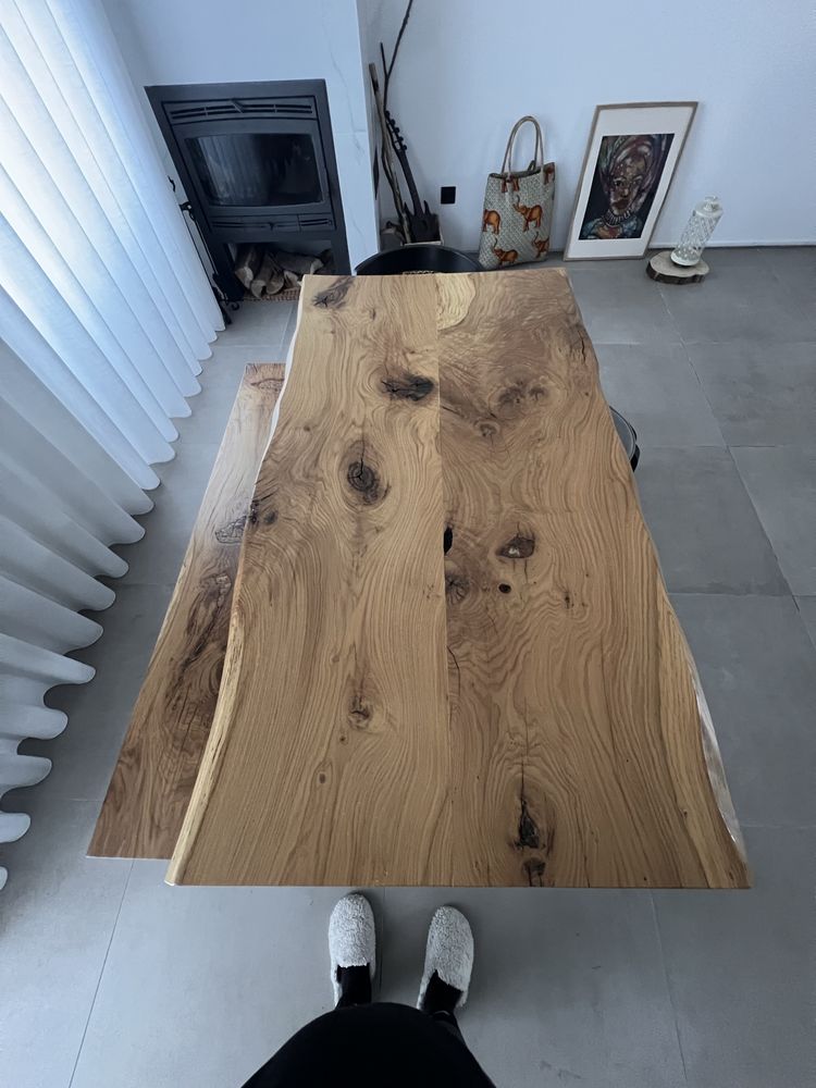 Vendo mesa e banco em madeira maciça de alta qualidade.