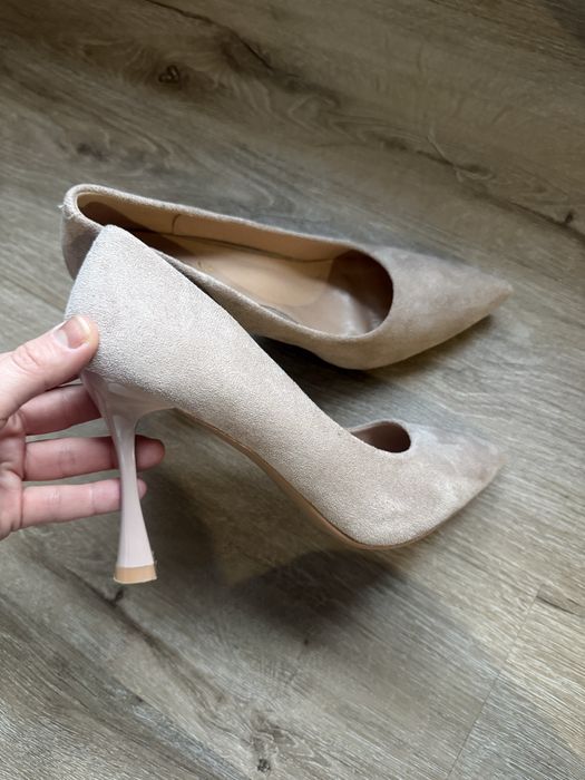 Туфлі бежевого кольору на фігурному каблучку