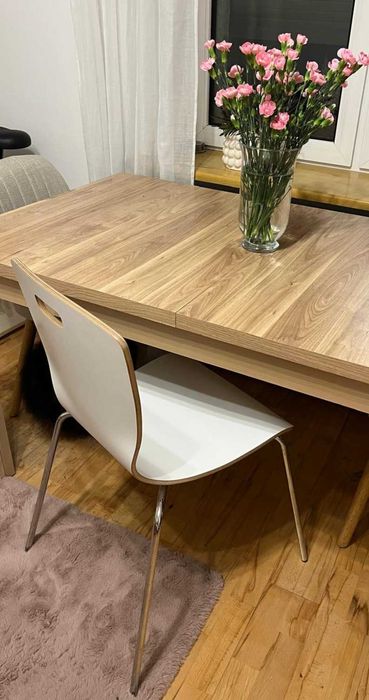 Komplet czterech bialych krzesel