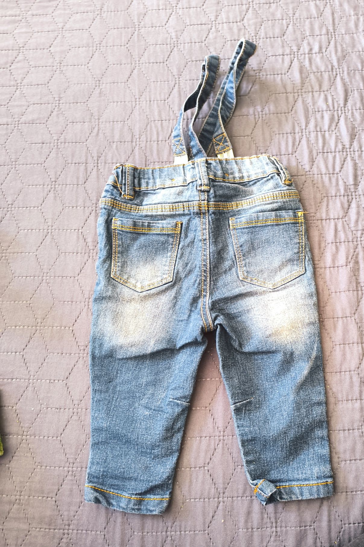 Spodenki niemowlęce jeansowe na szelkach 74