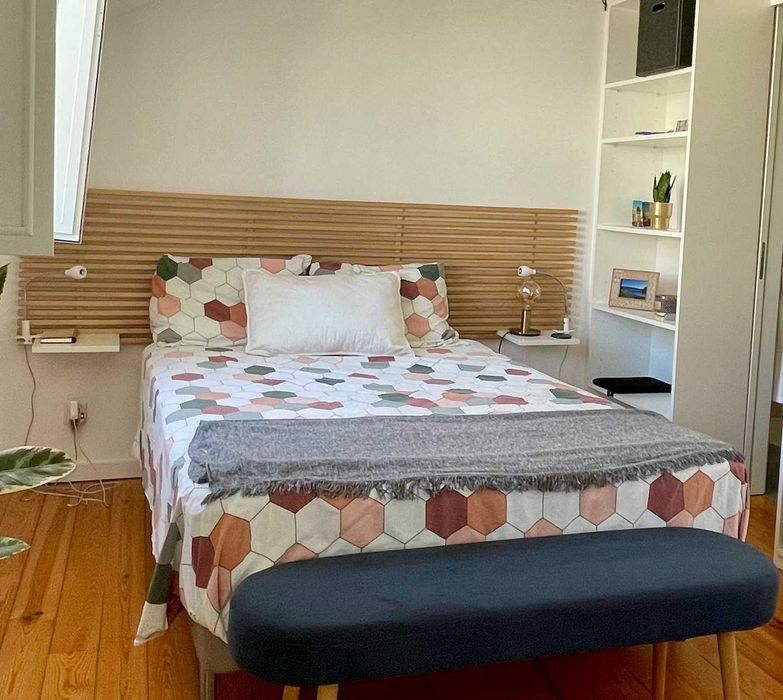 Cabeceira de Cama IKEA (240cm)–Moderna, Versátil, em Excelente Estado