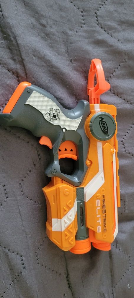 Pistolet Nerf z celownikiem laserowym