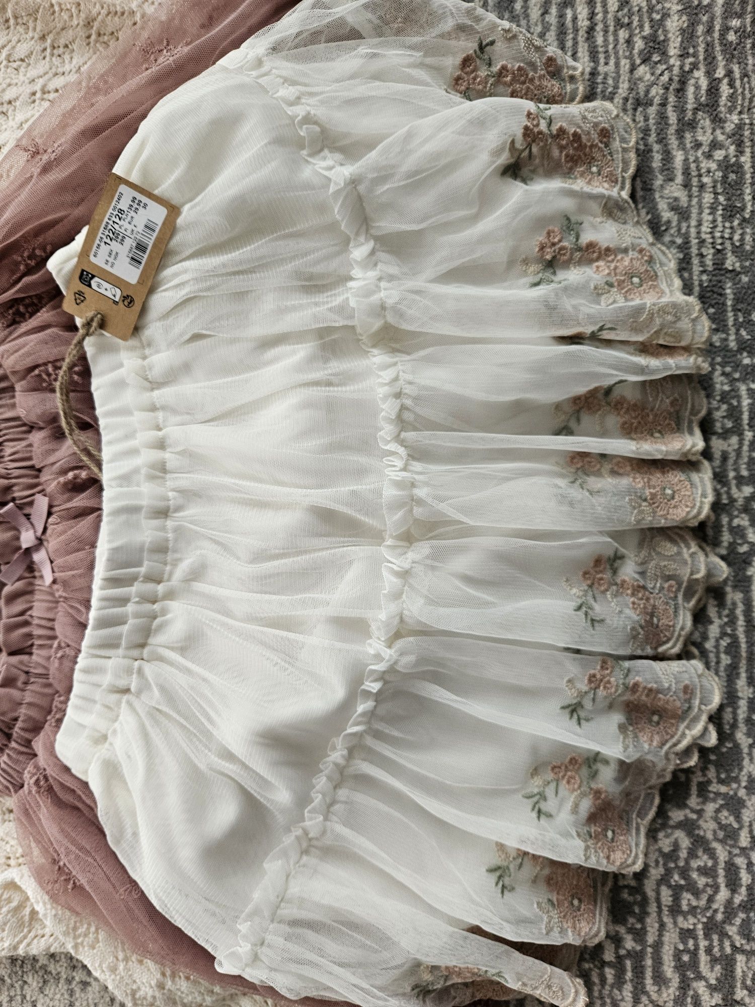 Newbie 122/128 sweterek spodniczka tiulowa biała haftowane kwiaty