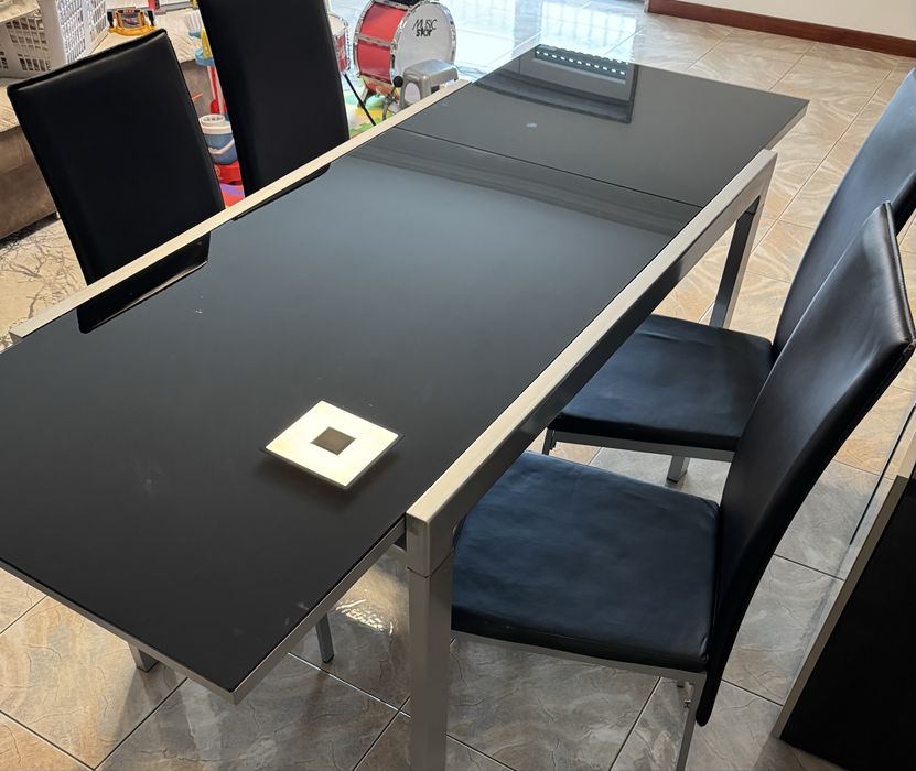 Mesa extensível com 4 cadeiras (vidro preto – design moderno)