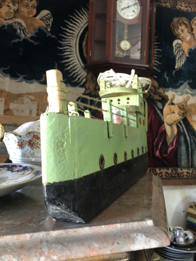 Barco artesanal com mais de 60 anos