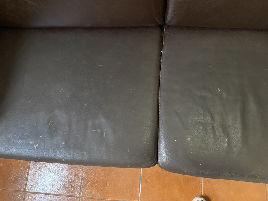 Sofá castanho em pele sintética