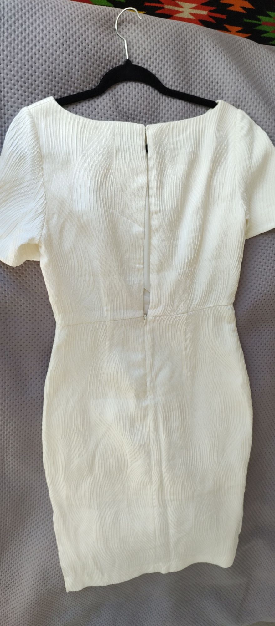 Elegancka kremowa sukienka z rozcięciem na plecach H&M
