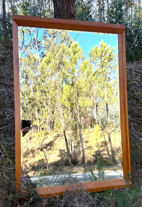 Espelho biselado com moldura em faia, medidas 164X110 cm