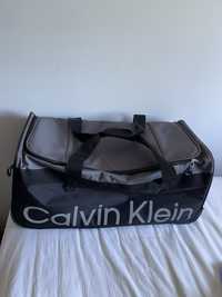 Czarna duża torba podróżna Calvin Klein