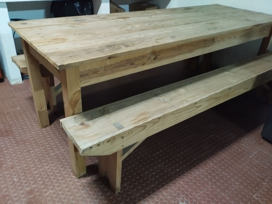 Conjunto mesa e bancos