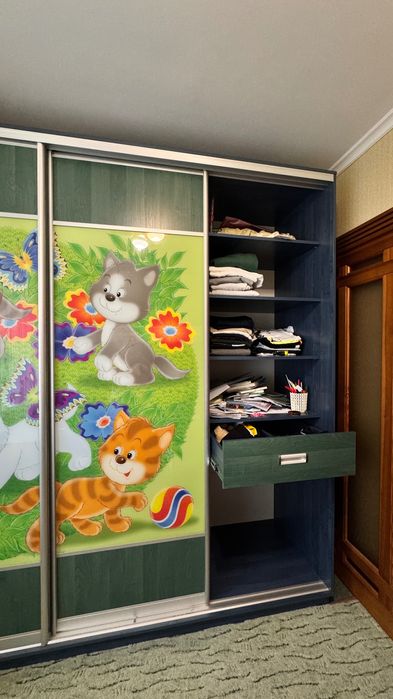 Двохярусне ліжко з матрасами та шафою