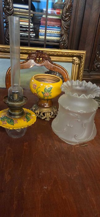 Stara lampa naftowa majolika wys. 53 cm.