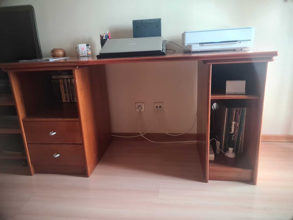 Secretária em madeira maciça