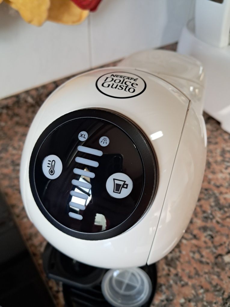 Máquinas de café: NESPRESSO e DOLCE GUSTO