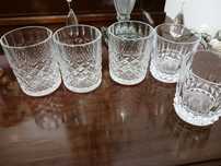 Cinco copos antigos de whisky e três taças  antigas de pé alto