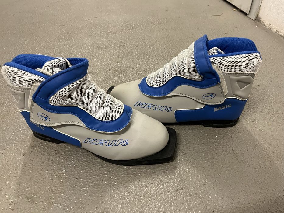 Dwa komplety nart biegowych z butami