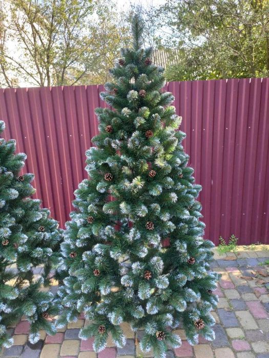 Ялинка штучна " Королева з білими кінчиками та шишками