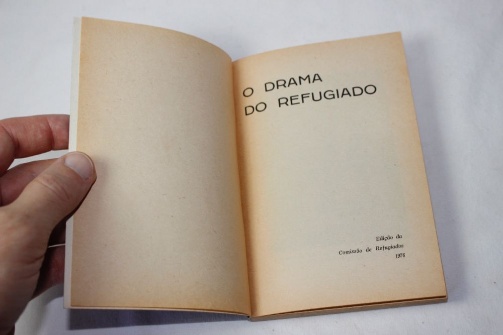 Livro - O Drama do Refugiado Retornado? Vendidos? - 1976 - Angola