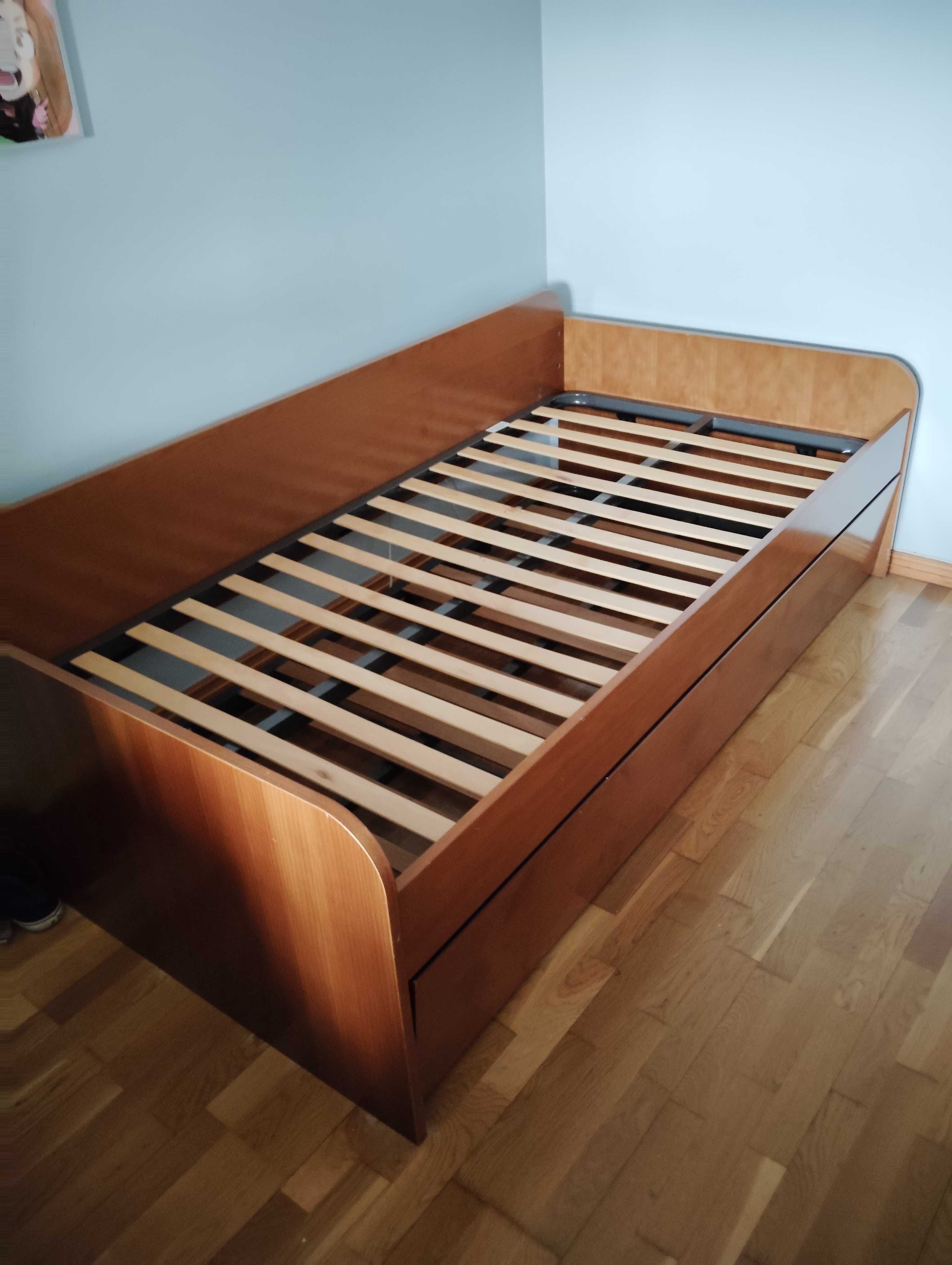 Cama dupla de solteiro.