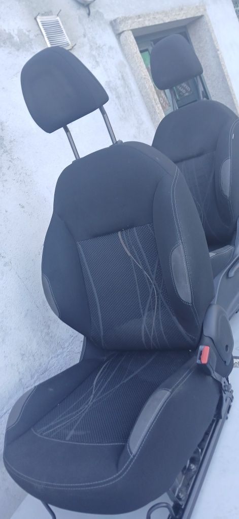 Bancos dianteiros Peugeot 208 de 2013