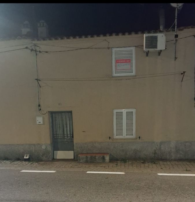Vende se casinha na aldeia
