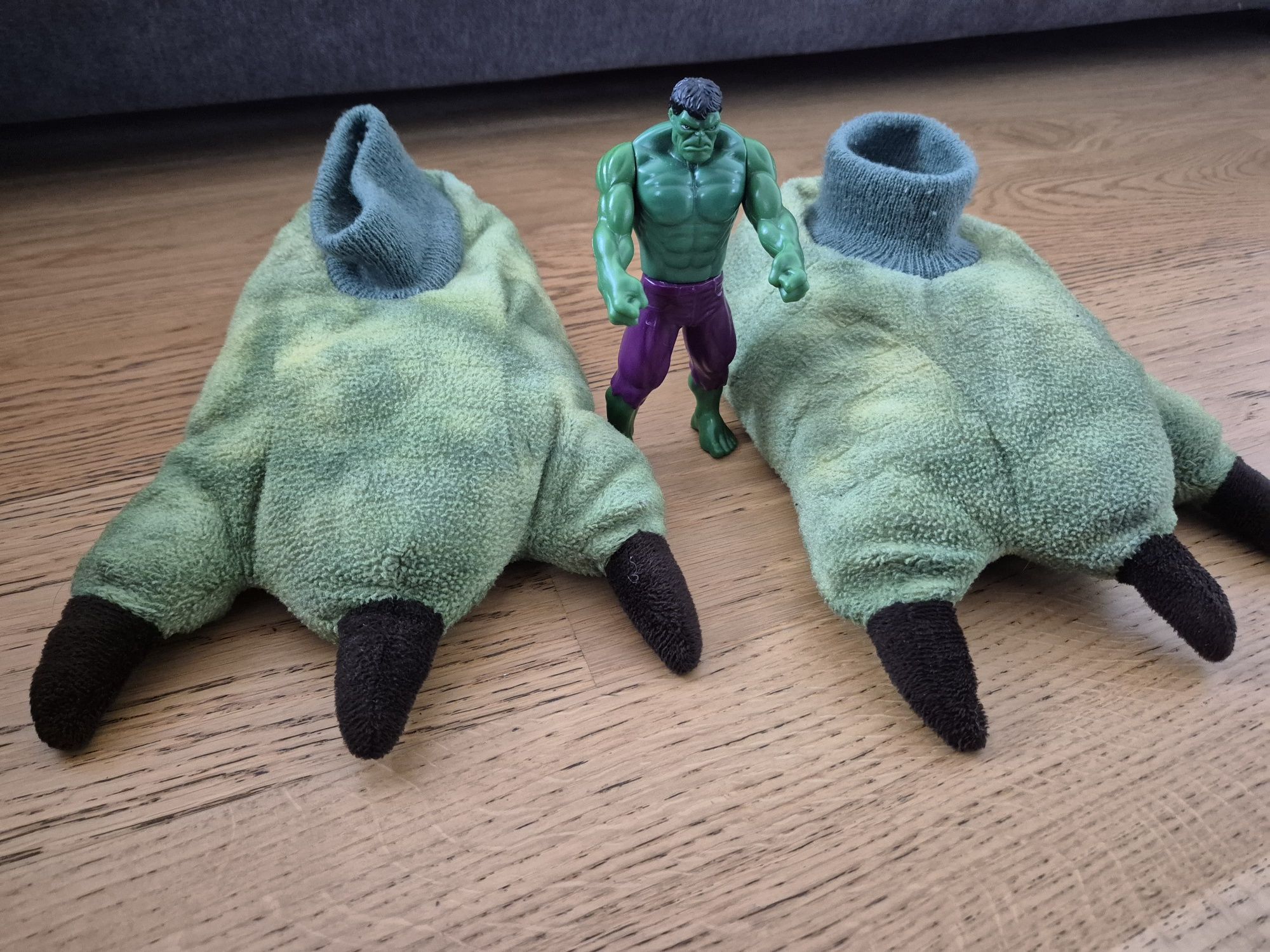 Hulk kapcie i figurka