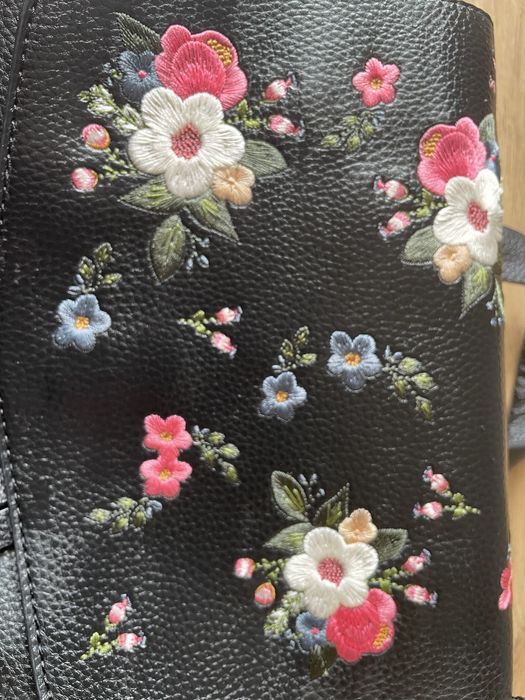 Mala/ Mochila preta com flores