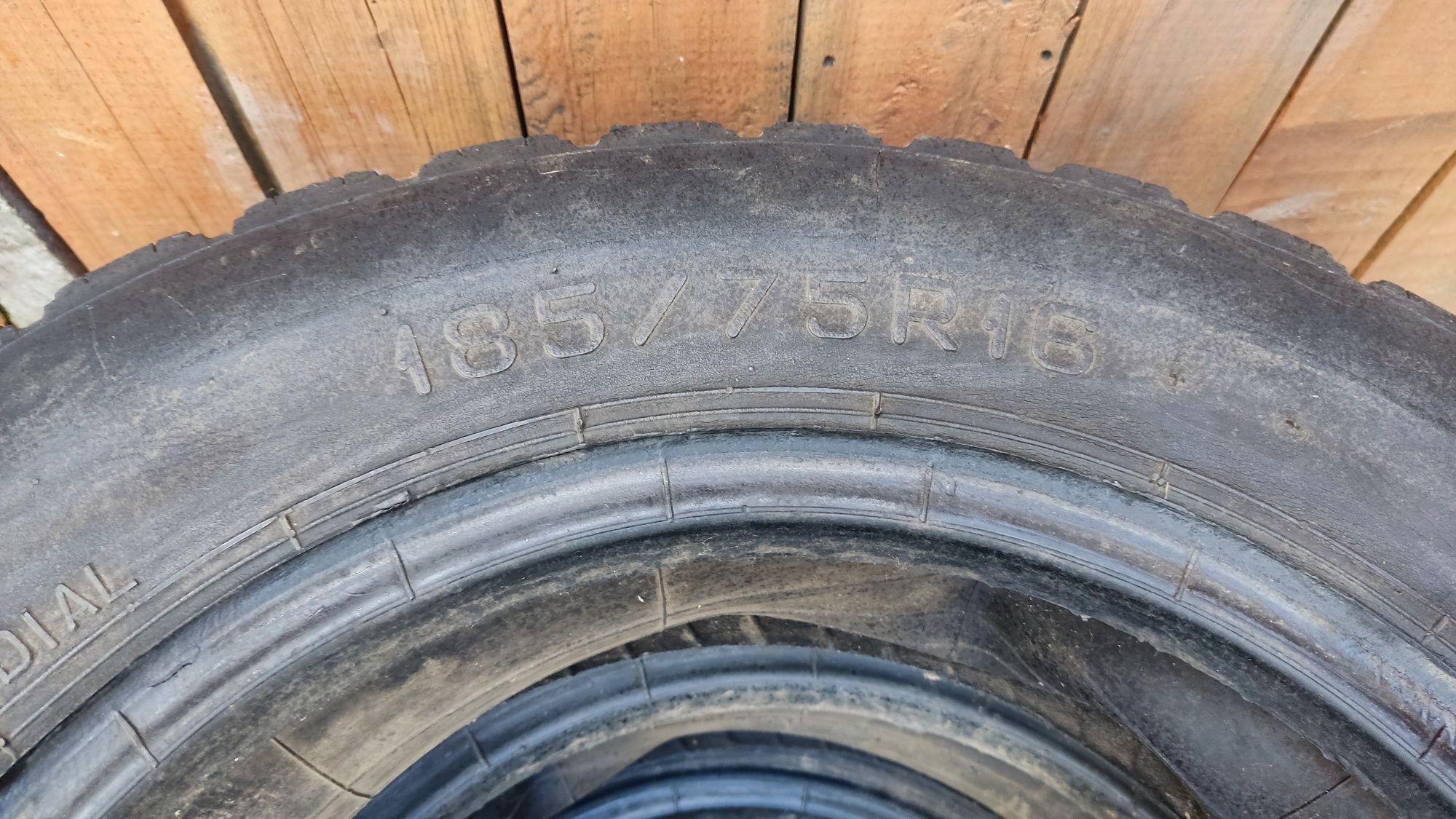 Продам гуму на ниву 2121
