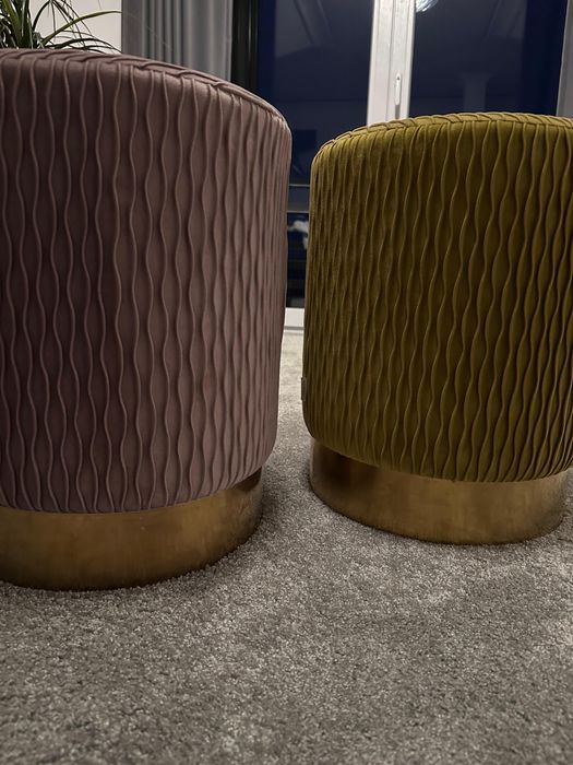 dwie eleganckie, nowoczesne pufy