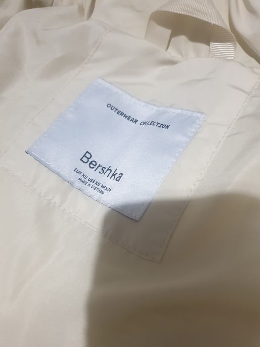 Bershka kurtka XS (34) ocieplana pikowana damska kremowa ecri futerko