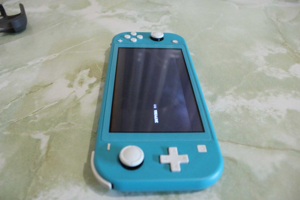 Продам приставку Nintendo Switch Lite.