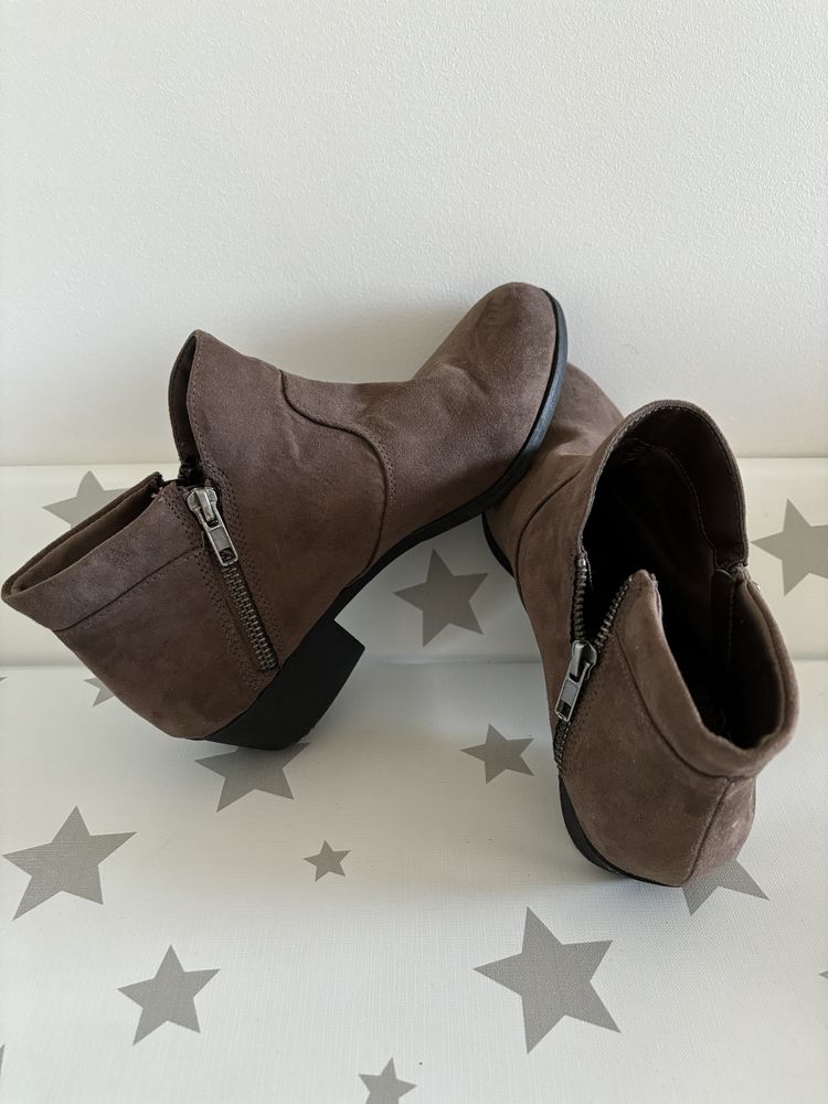 Botins chealsea castanhos em camurça