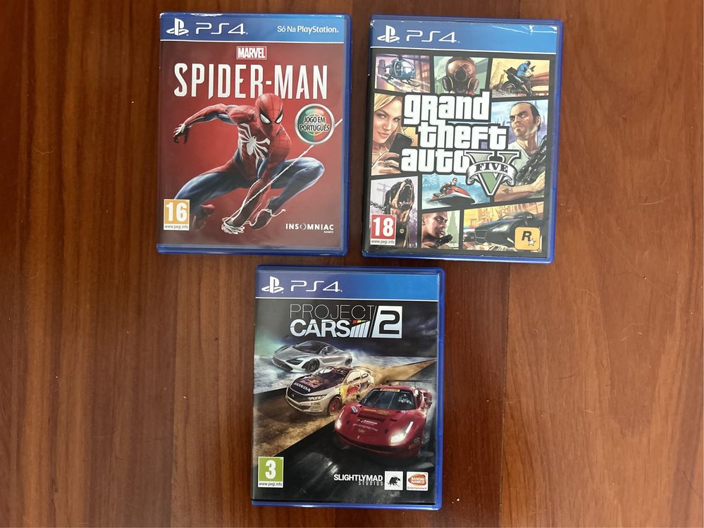 PlayStation 4 com comando original