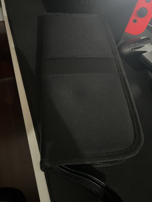 Nintendo Switch com dois jogos e suporte para o joy-con