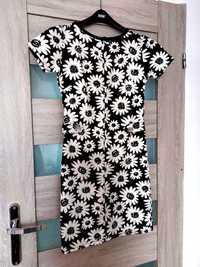 Czarna sukienka w białe kwiatki