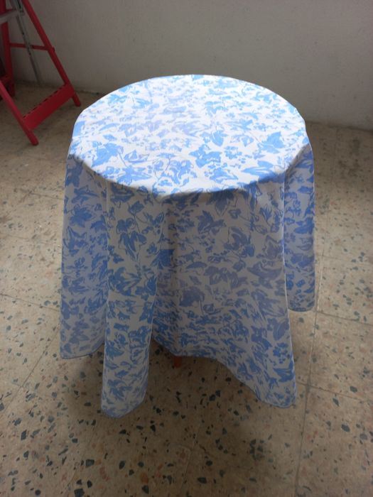 Toalha de mesa redonda azul e branca em poliamida