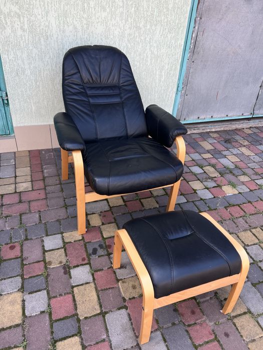 Шкіряне крісло реклайнер з пуфом