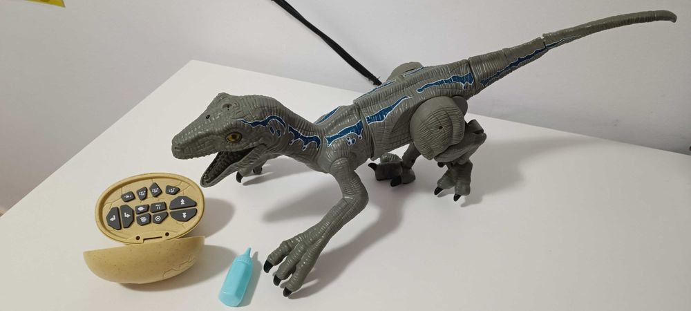 Dinosauro velociraptor blue telecomandado com sons e fumo da boca
