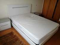 Cama de casal com iluminação