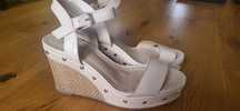Eleganckie buty na koturnie